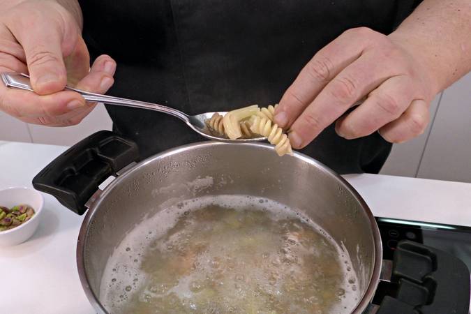 ensalada de pasta y pollo paso 1