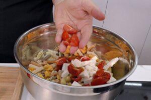 ensalada de pasta y pollo paso 4