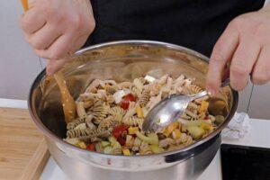 ensalada de pasta y pollo paso 5