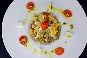 ensalada de pasta y pollo paso final