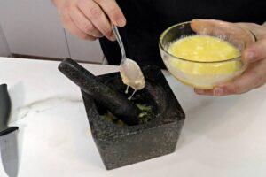 Añadimos la mantequilla al mortero