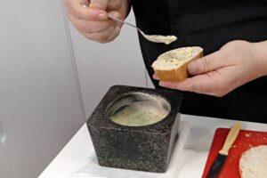 untamos las rebanadas de pan con la mantequilla aromatizada