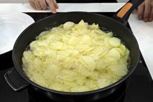 Tortilla española con beicon y queso paso 1