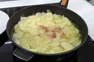 Tortilla española con beicon y queso paso 2