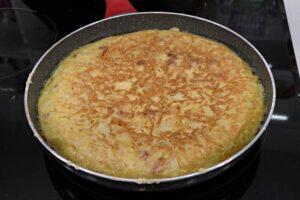 Tortilla española con beicon y queso paso 6