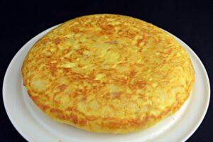 Tortilla española con beicon y queso paso final