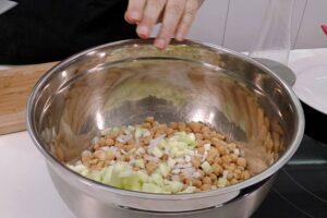 ensalada de garbanzos con atún paso 1
