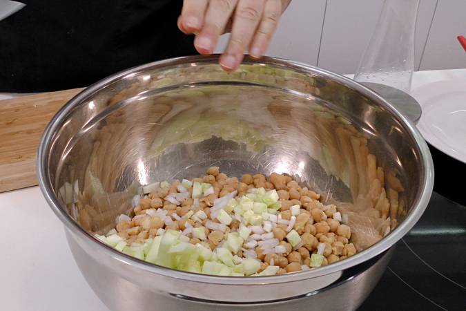 ensalada de garbanzos con atún paso 1