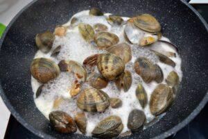 almejas con tomate picante paso 2