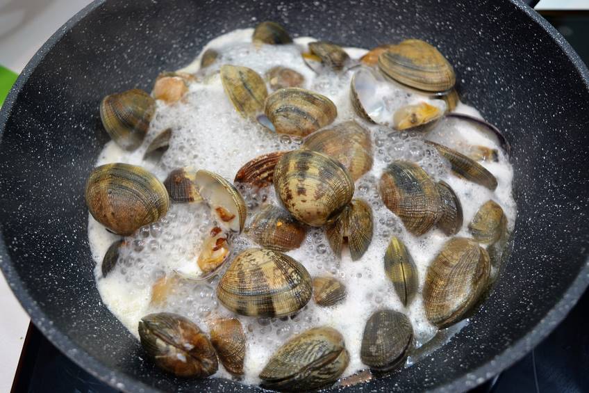 almejas con tomate picante paso 2