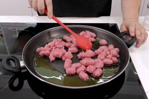 fideuá con salchichas paso 1