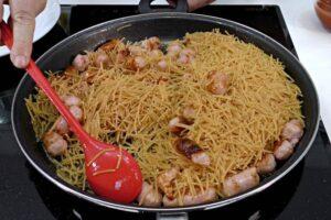 fideuá con salchichas paso 2