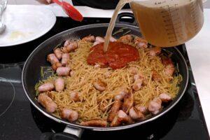 fideuá con salchichas paso 3