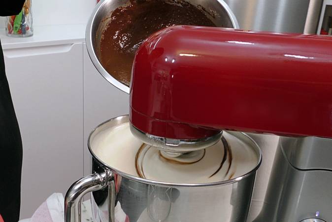 bizcocho de chocolate gigante paso 4