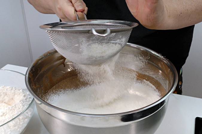 bizcocho de chocolate gigante paso 5