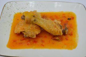 pollo en salsa con patatas paso final