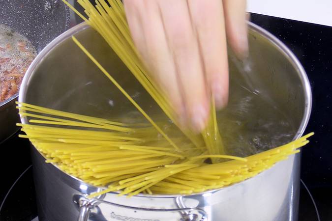 espaguetis con salsa de queso paso 1
