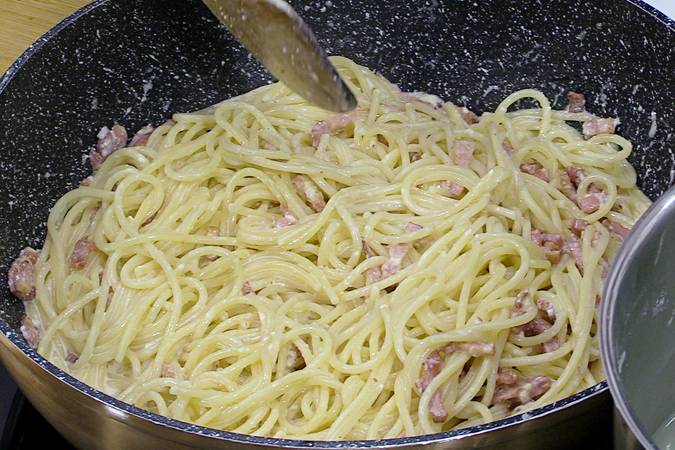 espaguetis con salsa de queso paso 5