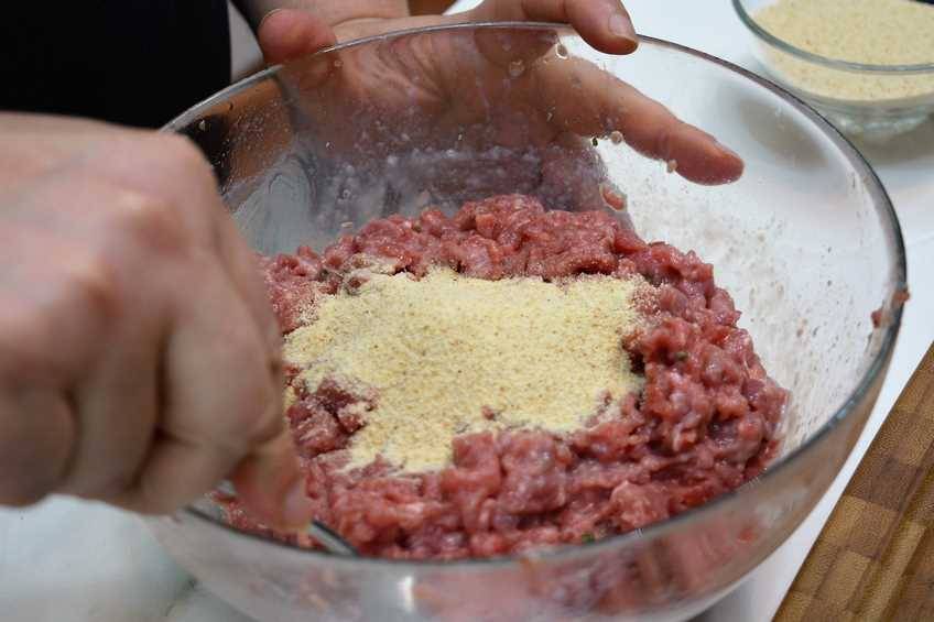 Mezclar y amasar la carne picada para hacer hamburguesas caseras
