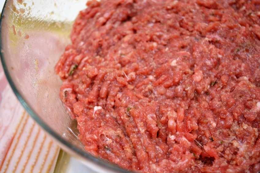 Dejamos reposar la carne aliñada para hacer hamburguesas caseras