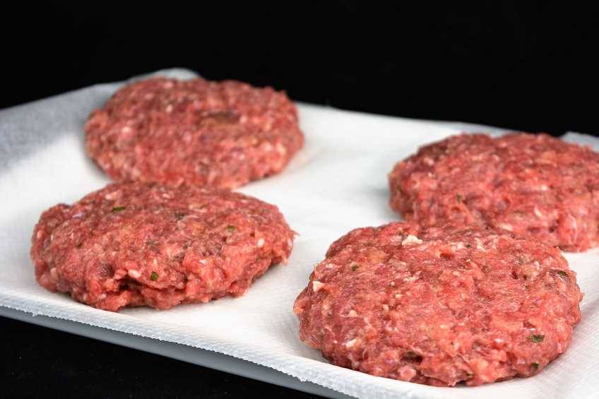 Ya podemos dar forma a la carne para hacer las hamburguesas caseras