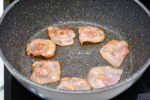 Freímos el beicon con unas virutas de jamón