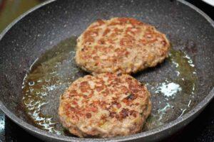 Pasamos las hamburguesas por la plancha