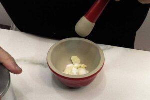 Machacamos los ajos con sal en un mortero