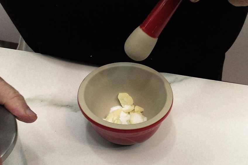 Machacamos los ajos con sal en un mortero