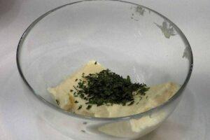Mezclamos el ajo machacado con la mantequilla y perejil