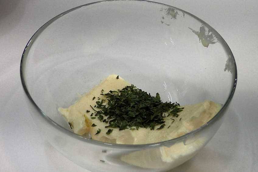 Mezclamos el ajo machacado con la mantequilla y perejil