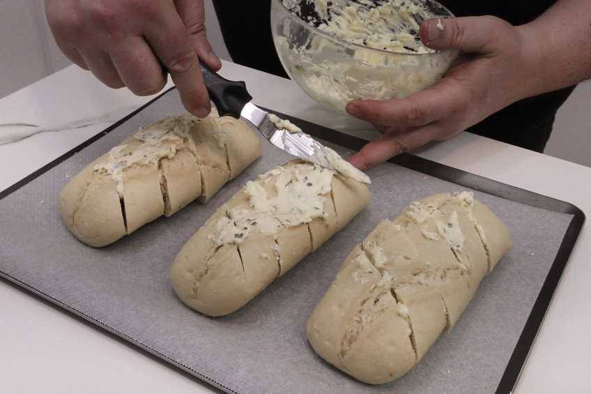 Untamos el pan con la mantequilla de ajo