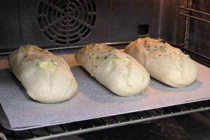 Metemos en el horno los bollos untados