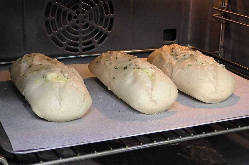 Metemos en el horno los bollos untados
