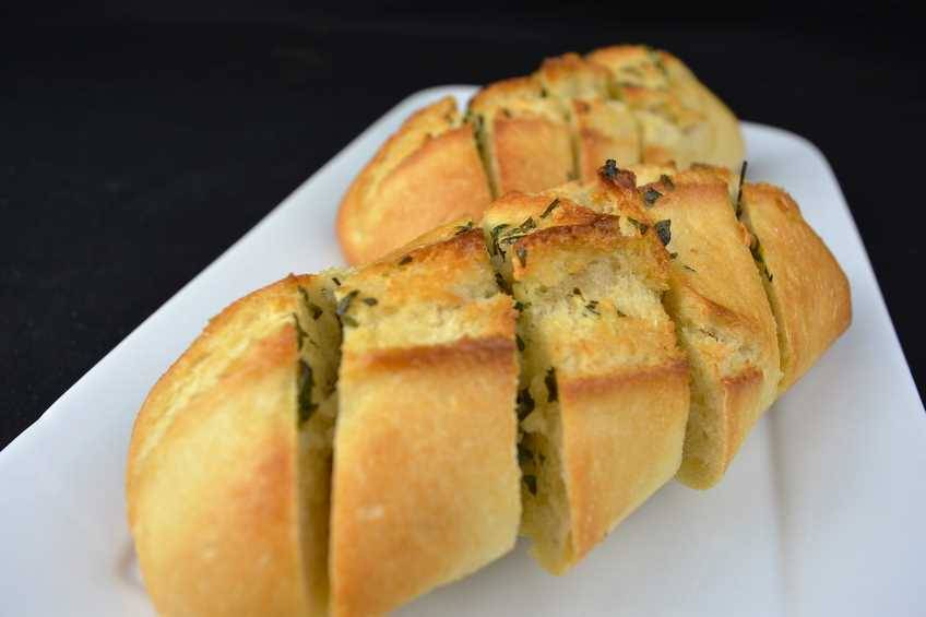 Ya solo nos queda servir y disfrutar nuestro pan de ajo