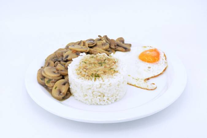 Arroz blanco con champiñones paso final