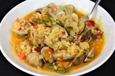 arroz caldoso con almejas y espárragos trigueros