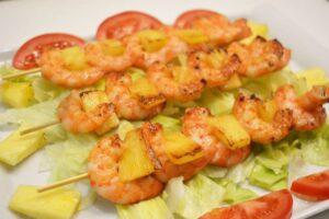 brochetas de langostinos con piña
