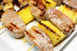 brochetas de solomillo con piña
