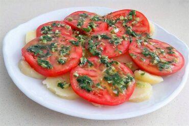 ensalada de patatas con tomate
