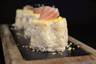 Cómo hacer una ensaladilla rusa con marisco
