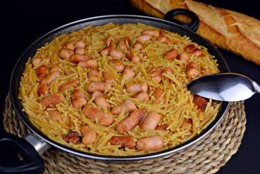 fideuá con salchichas