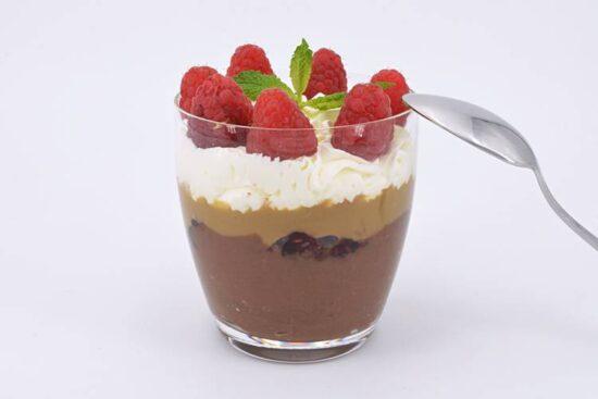 postre de chocolate en vaso