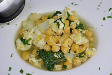 garbanzos en vigilia con bacalao