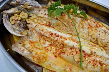 lubina a la espalda con salsa bilbaína