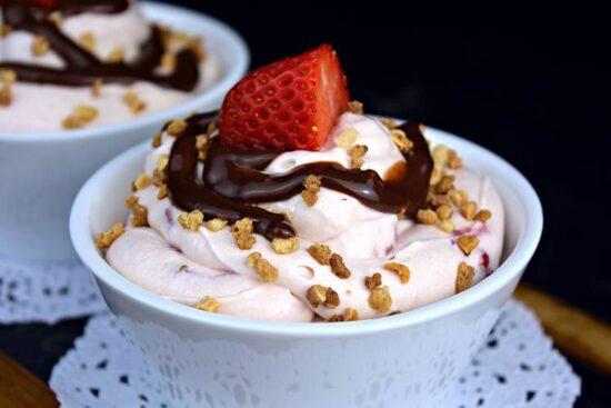 mousse de frsa con coulis de fresa