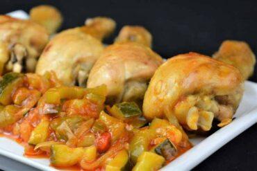 muslos de pollo con pisto casero