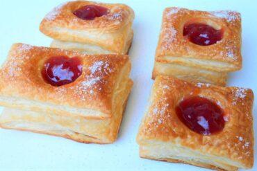 pasteles de hojaldre y mermelada