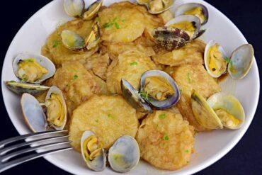 patatas a la importancia con almejas