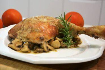 pollo asado con salsa y champiñones